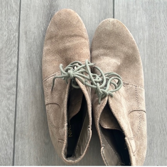 NINE West nude suede lace up wedge bootie size 8.5 - Picture 10 of 10